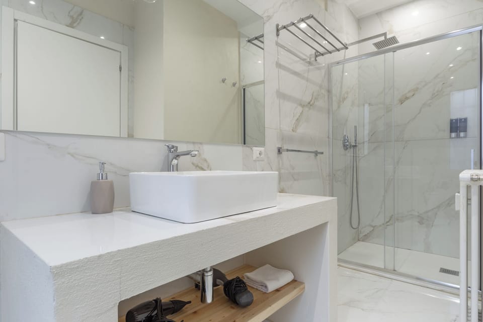 Comfort Double Room (8) | Bathroom | Shower, rainfall showerhead, free toiletries, hair dryer