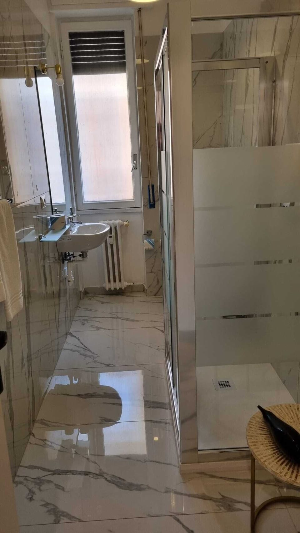 Comfort Double Room (L) | Bathroom | Shower, rainfall showerhead, free toiletries, hair dryer