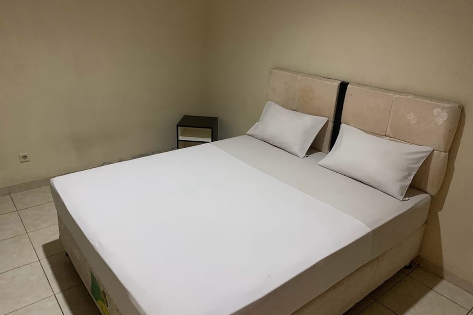 Deluxe Double Room | Desk, bed sheets