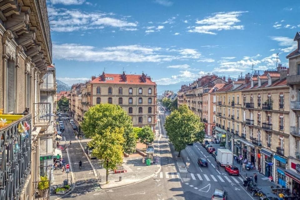 Place Championnet - à 2min de l'appartement, toutes les commodités (supermarché, boulangerie, fromagerie...) et petits restaurants s'y trouvent
