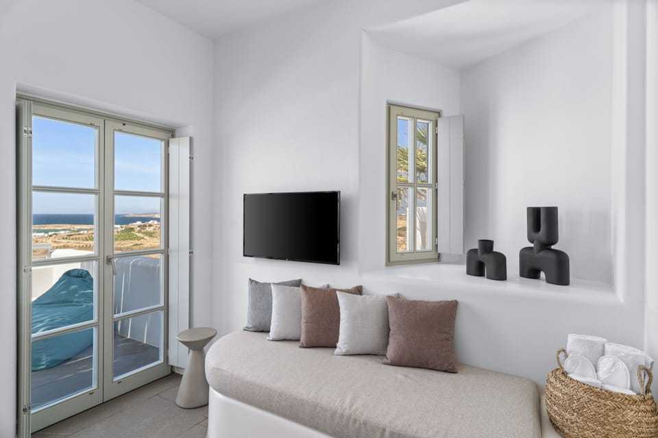 Deluxe Double Room with Sea View and Jet Tub | In-room safe, soundproofing, free WiFi, bed sheets