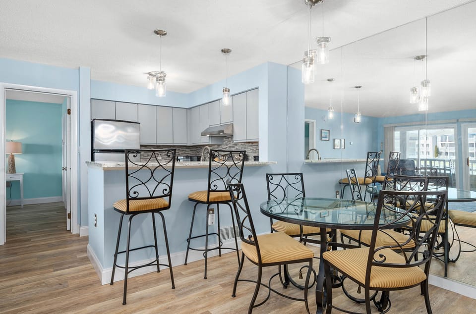Dining room seats 6