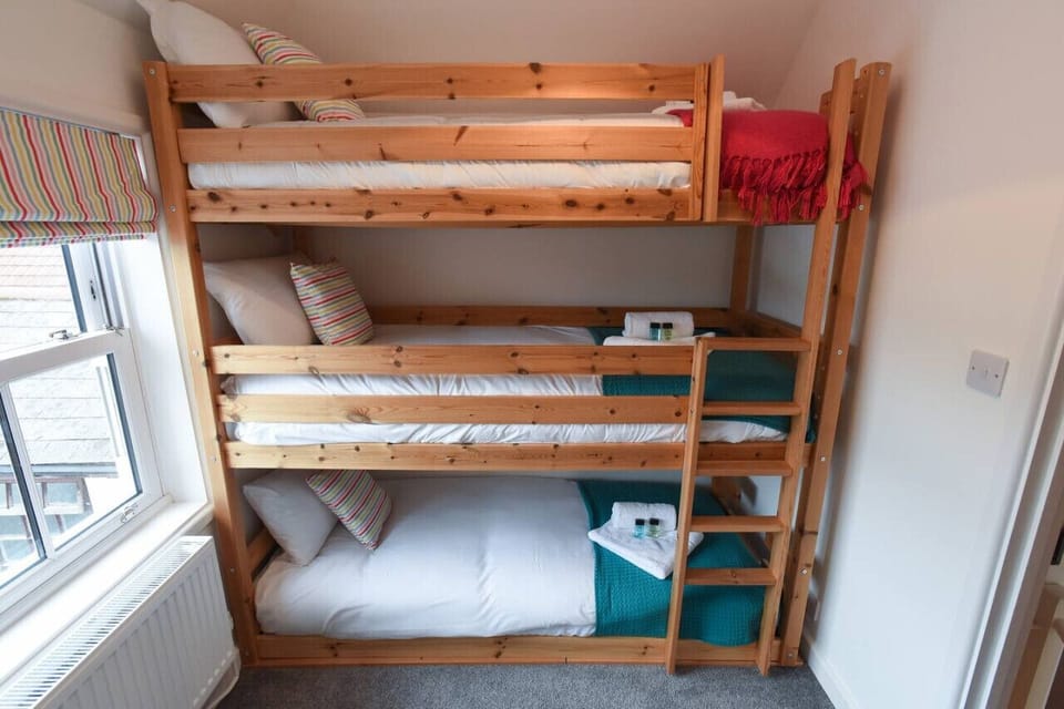 Triple bunk bed