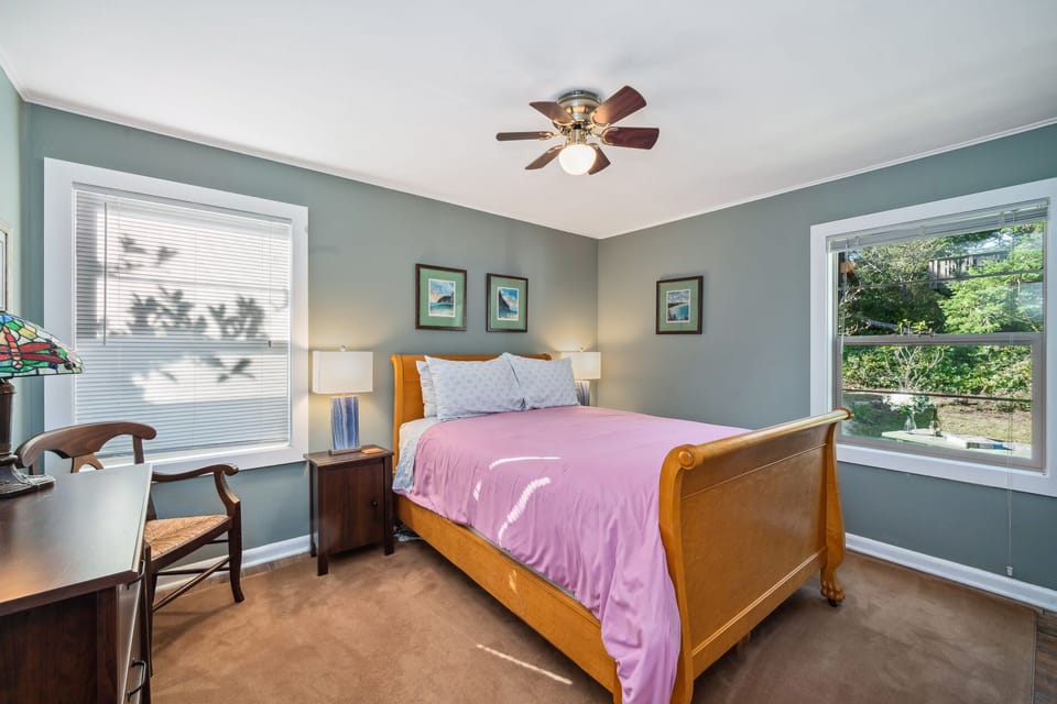 Master bedroom with Queen Bed.