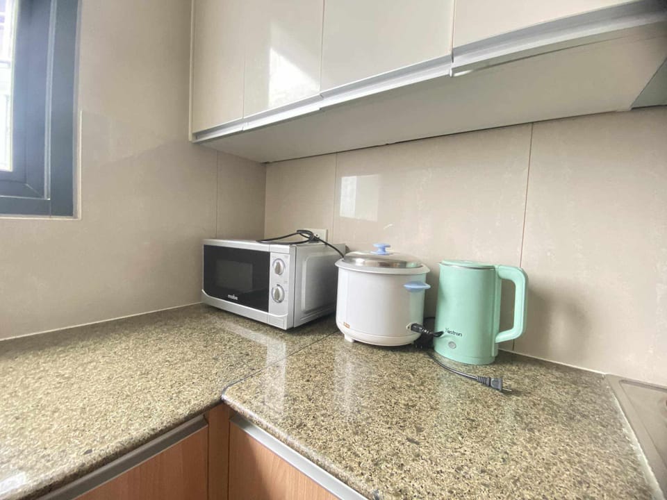 Full-size fridge, microwave, dishwasher, rice cooker