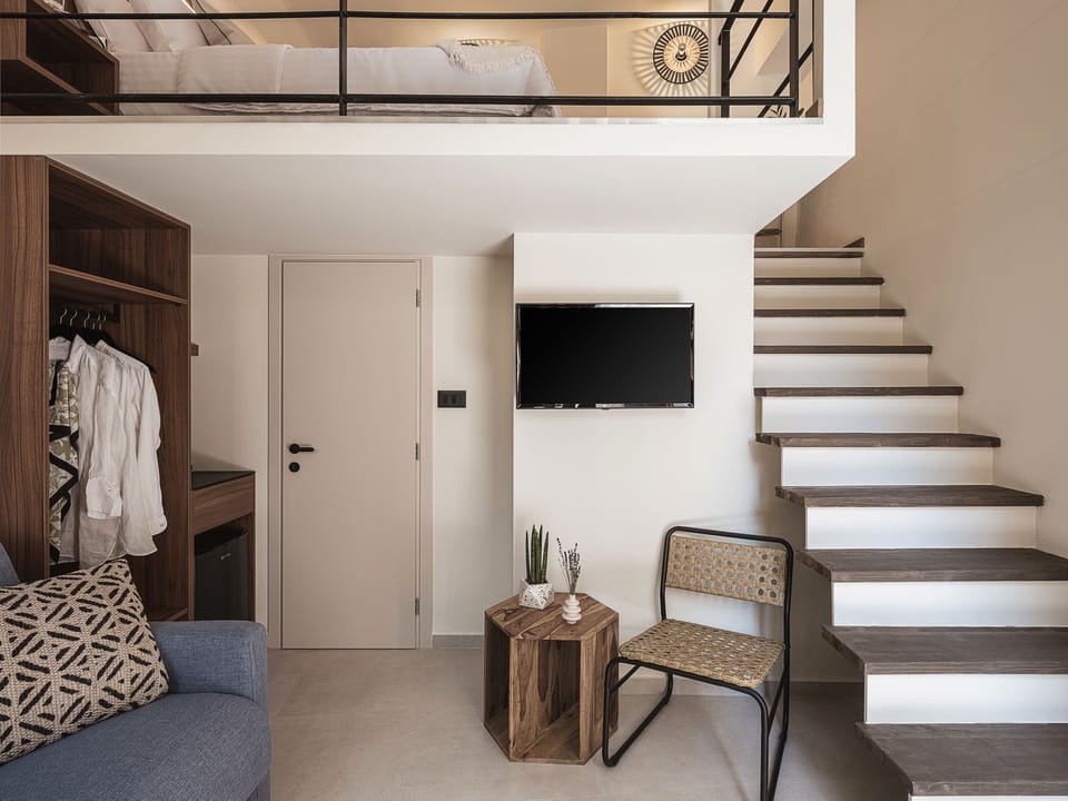 Deluxe Room | 1 bedroom, hypo-allergenic bedding, in-room safe, blackout drapes