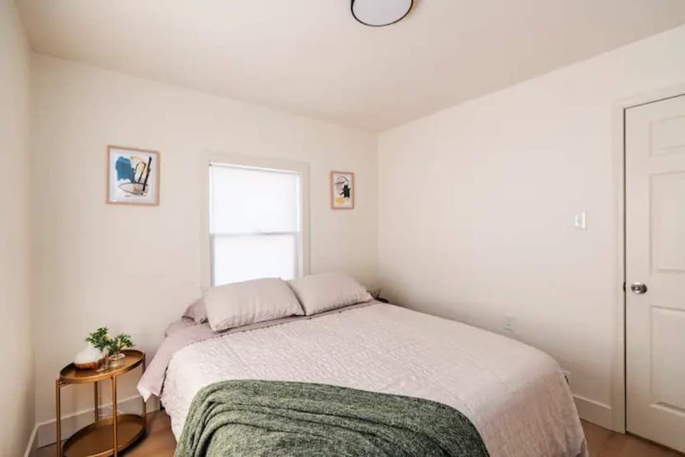 2nd bedroom queen bed