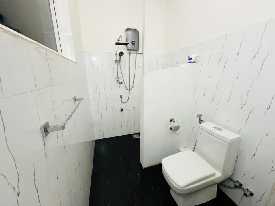 Superior Double Room, Garden View | Bathroom | Shower, rainfall showerhead, bidet, towels