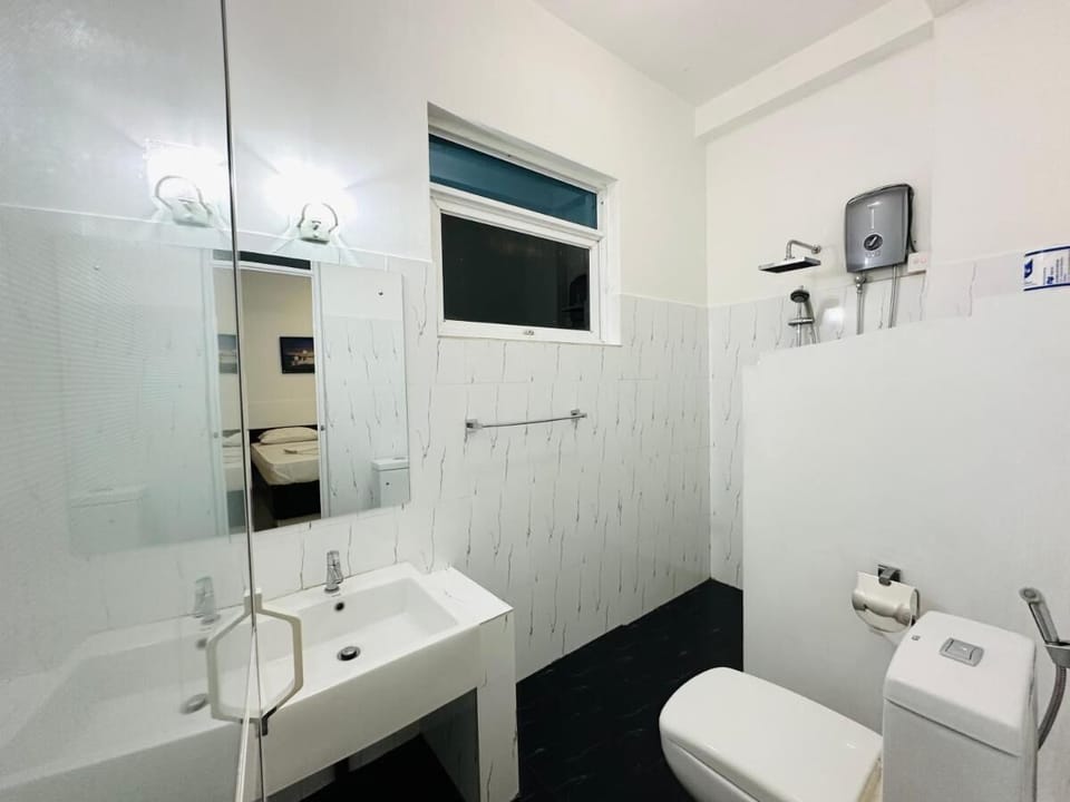 Superior Double Room, Garden View | Bathroom | Shower, rainfall showerhead, bidet, towels