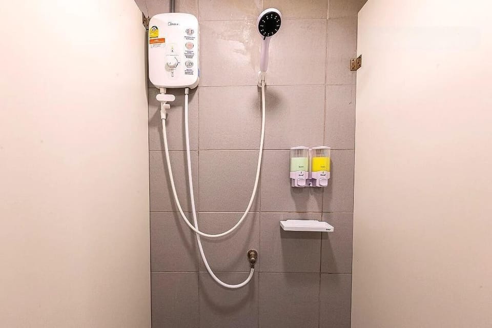 Basic Shared Dormitory, 1 Queen Bed, Non Smoking | Bathroom