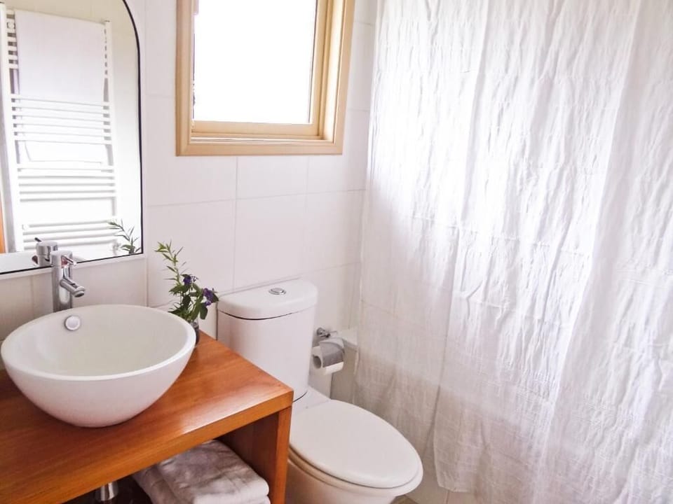 Superior Double Room, 1 Queen Bed, Garden View | Bathroom | Free toiletries, hair dryer
