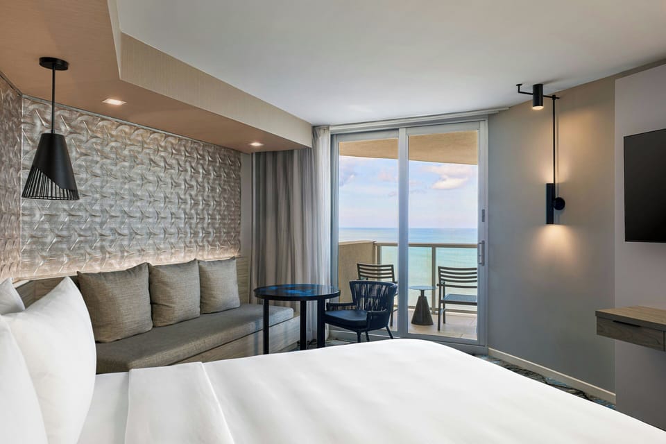 Room, 1 King Bed, Smoking, Balcony (View) | Premium bedding, pillowtop beds, in-room safe, laptop workspace