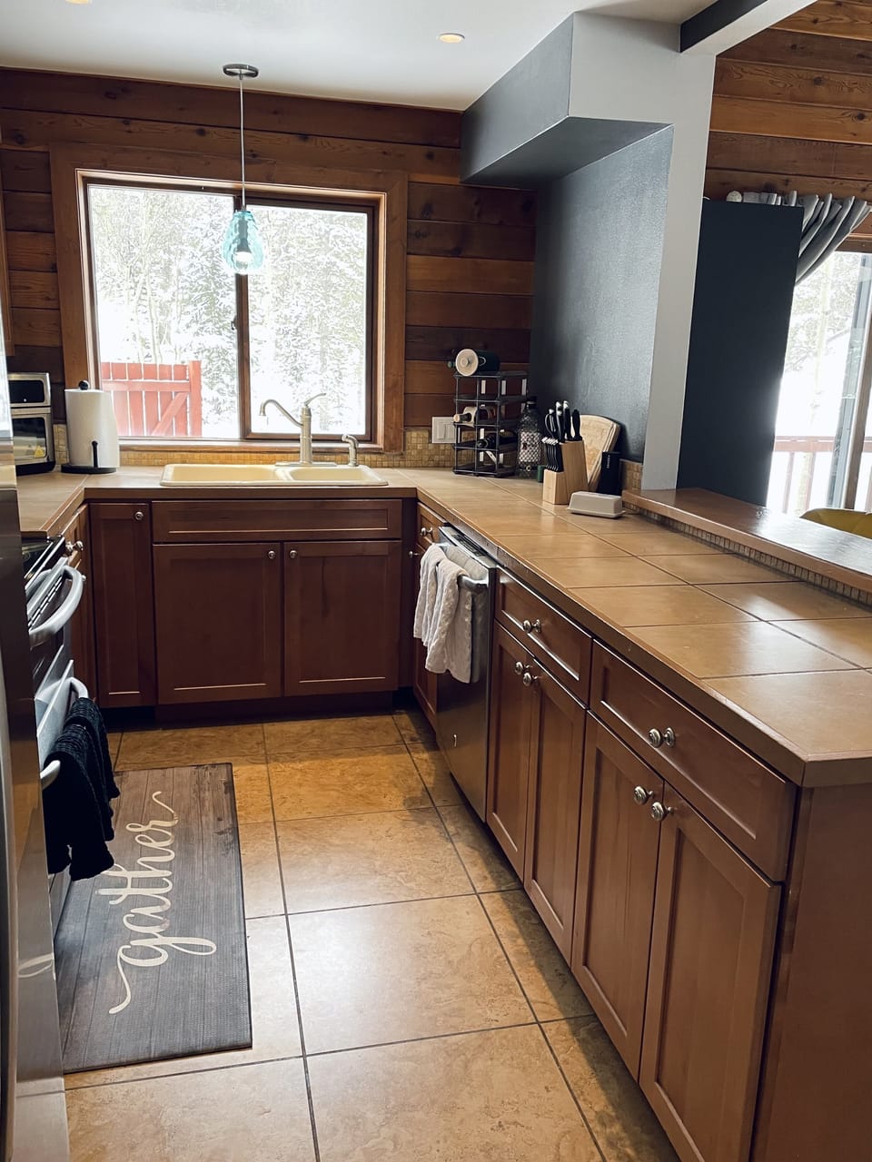 Kitchen with Airfryer, Coffee Maker; Keiurg; Crockpot and essentials. 