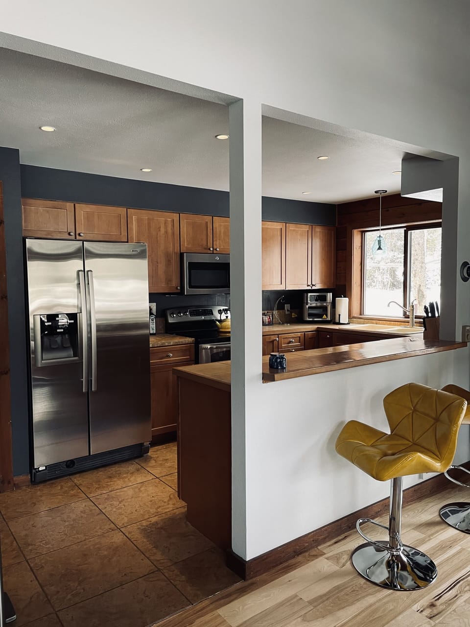 Kitchen with Airfryer, Coffee Maker; Keiurg; Crockpot and essentials. 