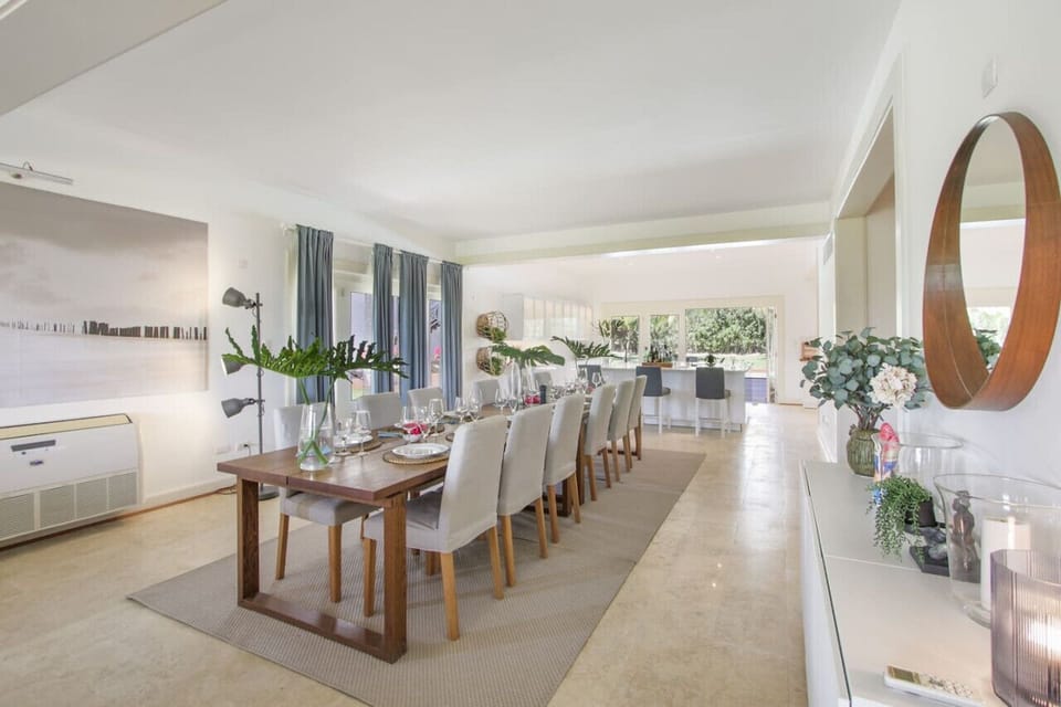 Caleton Estates 52: enjoy your meals at the beautiful dining table