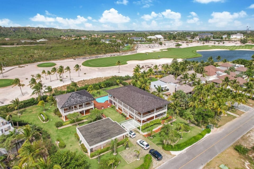 Caleton Estates 52: aerial view of the property and surroundings