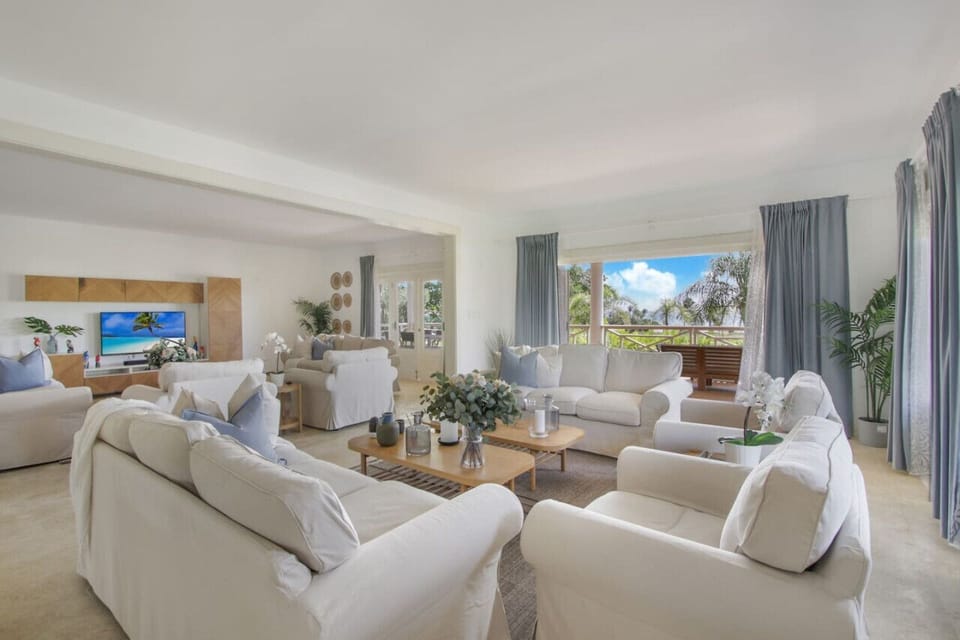 Caleton Estates 52: spacious living room
