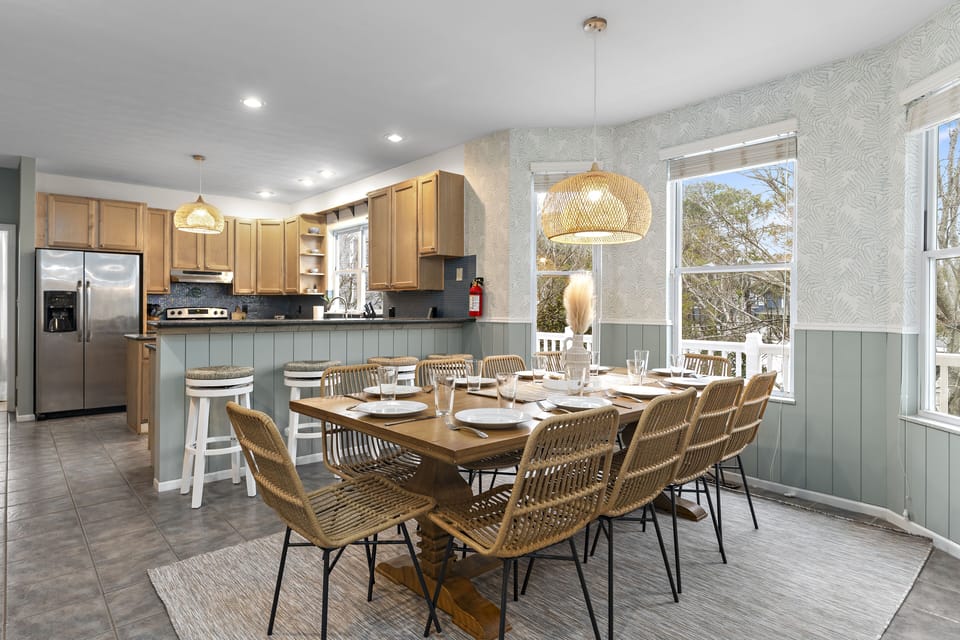 Eat-in kitchen table seats 10 (dining room seats 10 more, and bar seats 4)