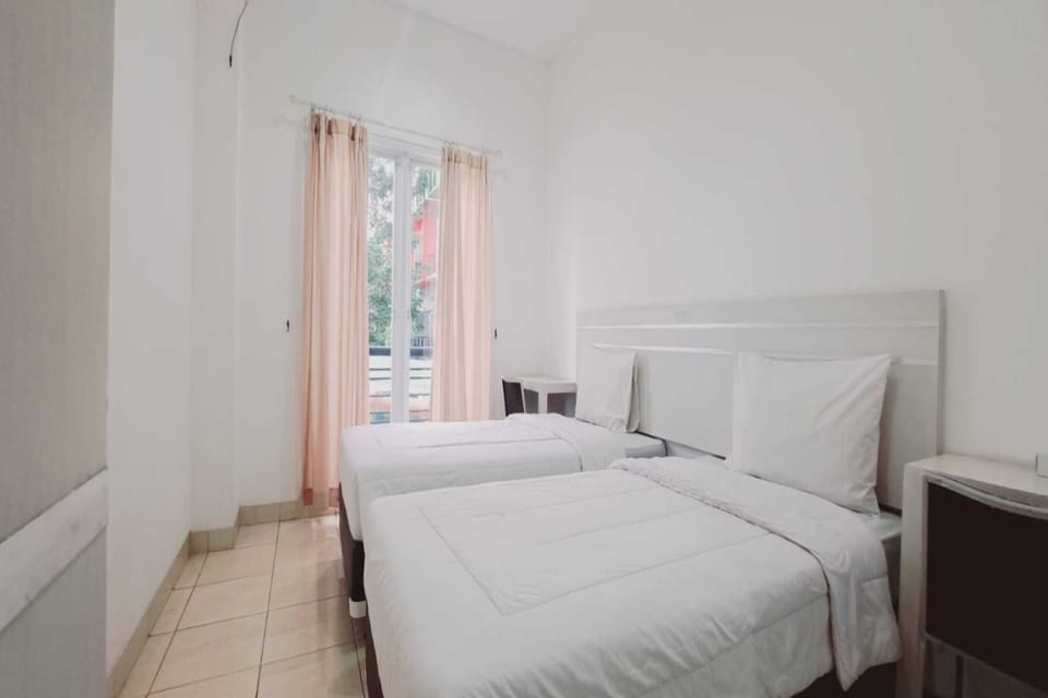Standard Twin Room | Desk, free WiFi, bed sheets