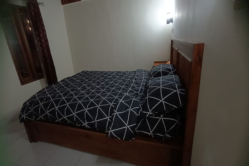 Deluxe Double Room | Desk, WiFi (free), bed sheets