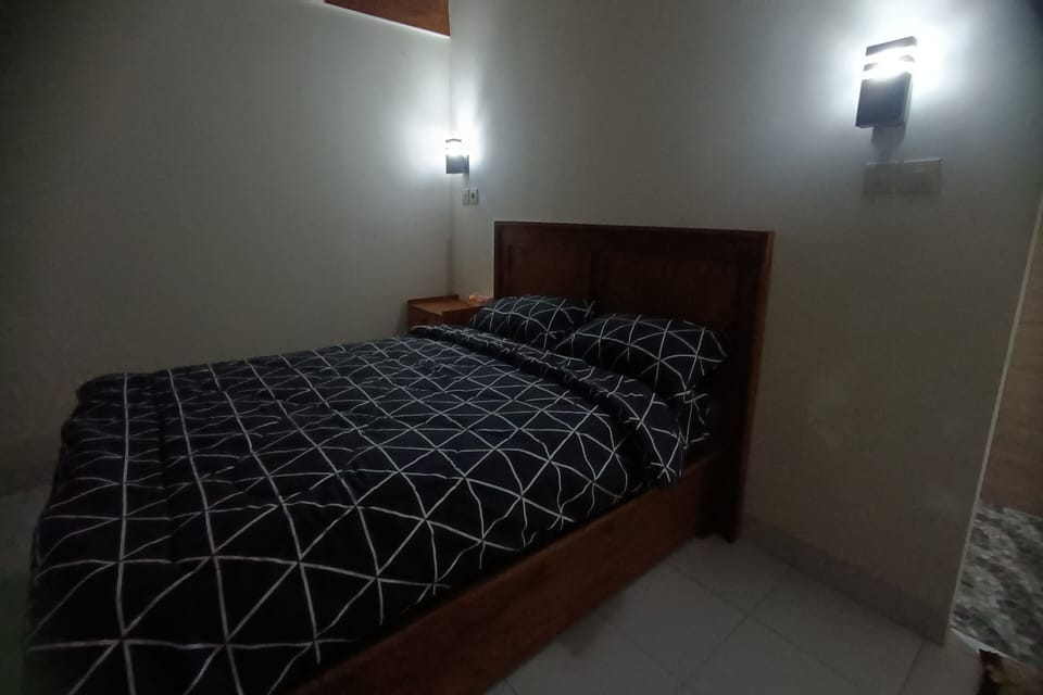 Deluxe Double Room | Desk, WiFi (free), bed sheets
