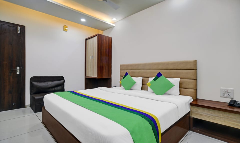 In-room safe, desk, free WiFi