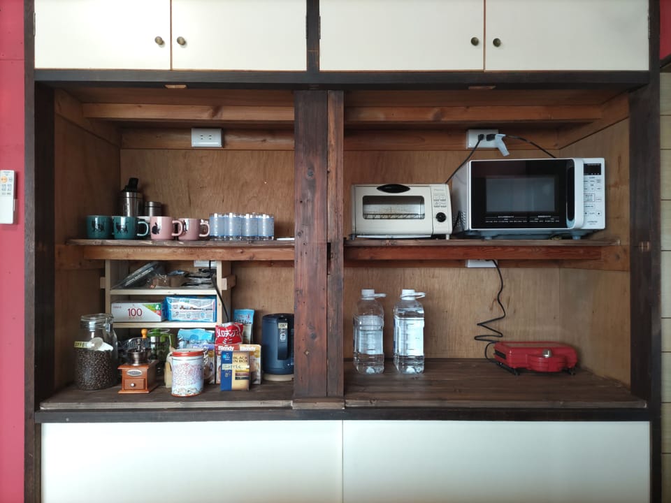 Coffee/tea maker, fridge, microwave, stovetop