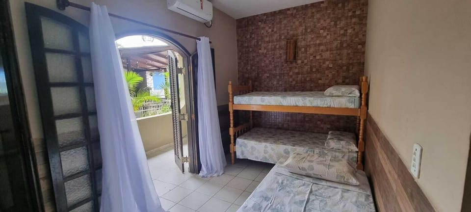 Apartamento Família com vista piscina Andar Térreo | Laptop workspace, bed sheets