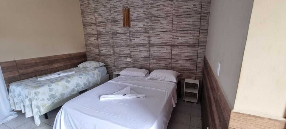 Suíte Quadruplo com vista piscina Andar Superior | Laptop workspace, bed sheets