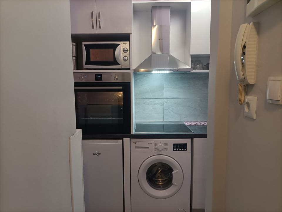 City Single Room | Private kitchen | Mini-fridge, microwave, oven, stovetop