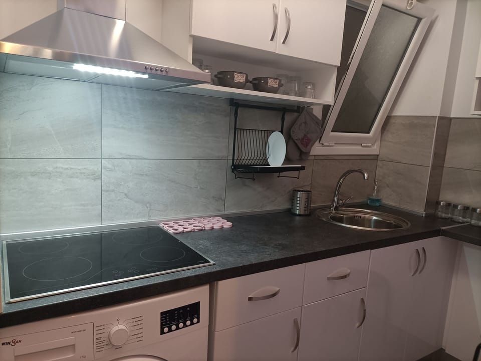 City Single Room | Private kitchen | Mini-fridge, microwave, oven, stovetop