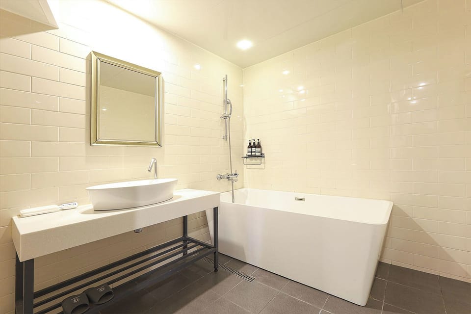 Family Twin Room | Bathroom