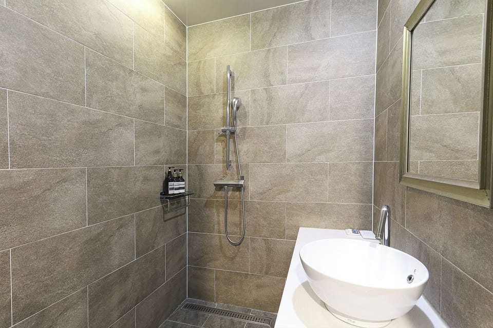 Deluxe Room | Bathroom