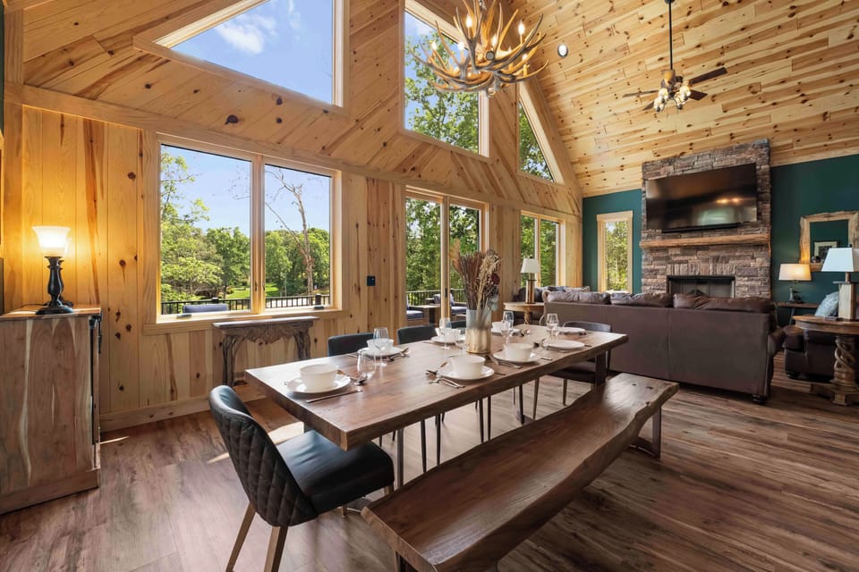 Black Bear- Dining area with seating for 8. 
