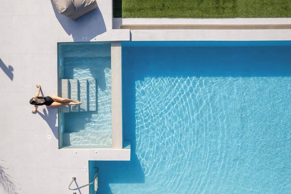 The pool also features and hydromassage setting for 4 people