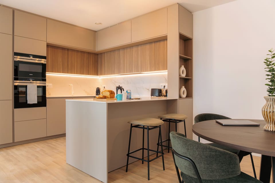 Full-size fridge, microwave, oven, stovetop