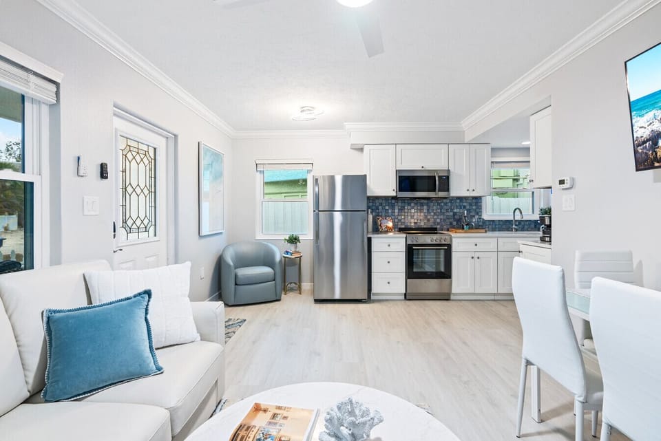 Open floor plan, dining area, HDTV, seating & full kitchen