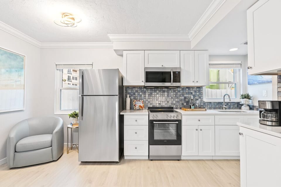 Fridge, stove, oven, microwave, and Keurig with free K-cups