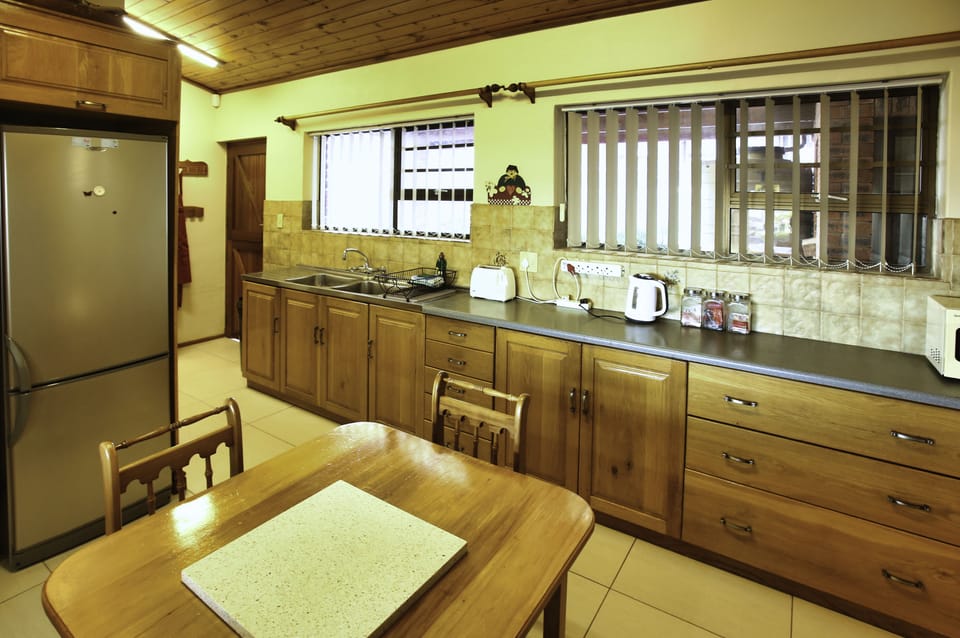 Comfort House | Private kitchen | Full-size fridge, microwave, oven, stovetop