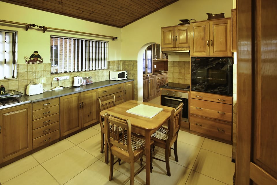 Comfort House | Private kitchen | Full-size fridge, microwave, oven, stovetop