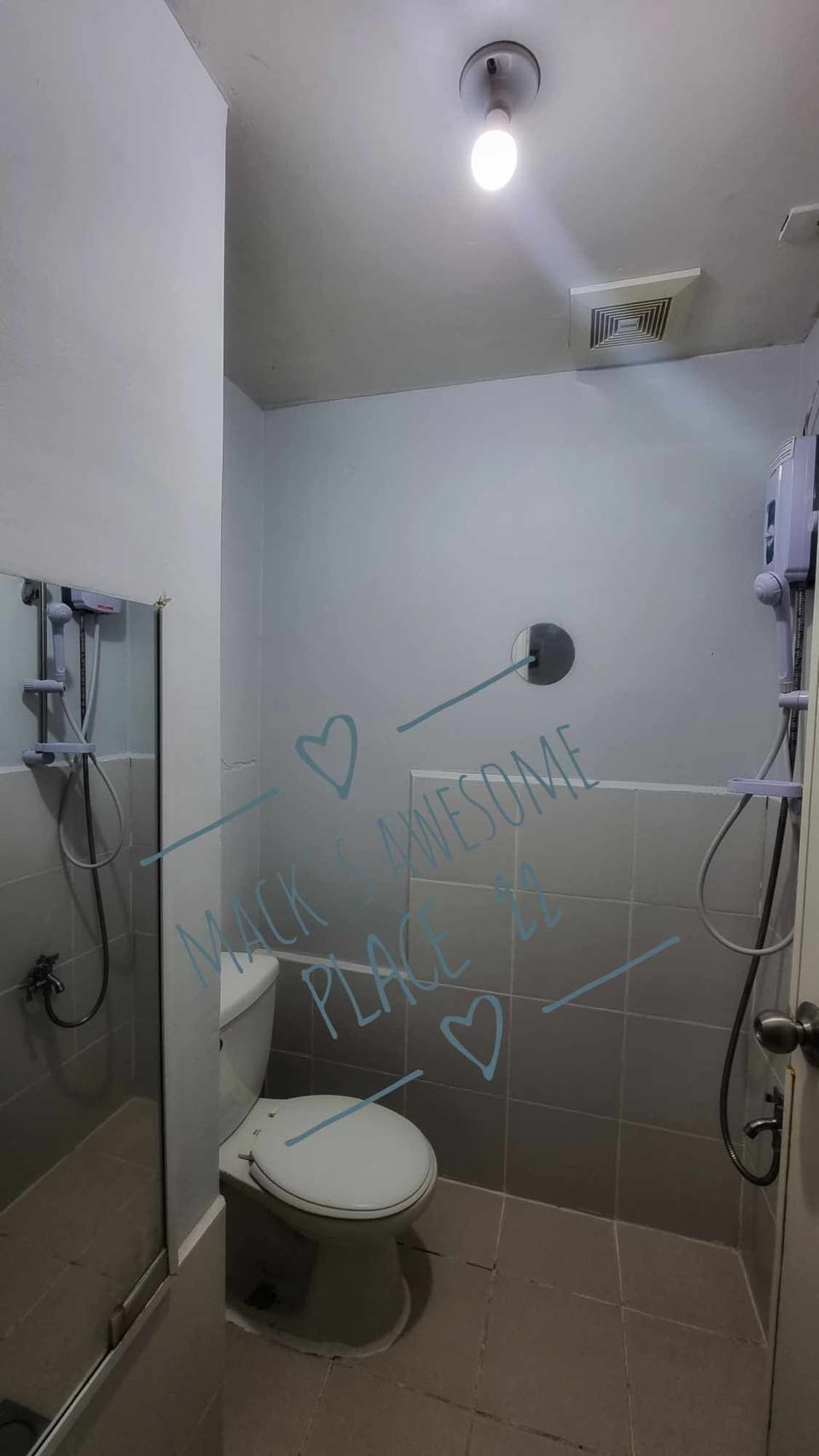 Basic Studio | Bathroom | Shower, rainfall showerhead, free toiletries, slippers