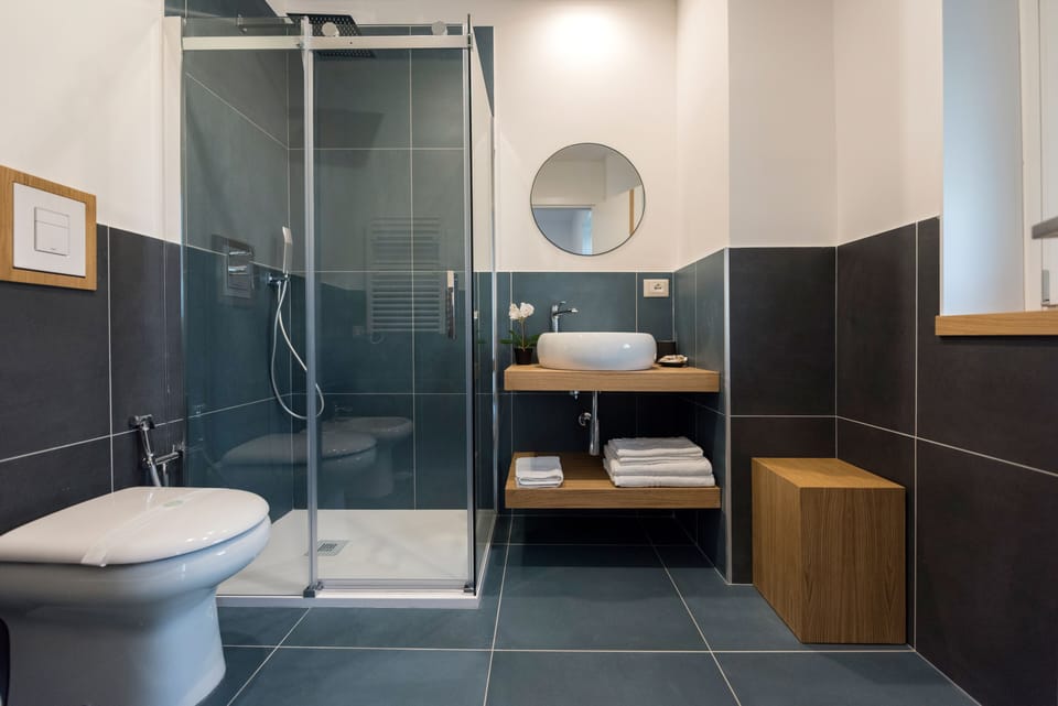 Design Room, City View | Bathroom | Shower, rainfall showerhead, free toiletries, hair dryer