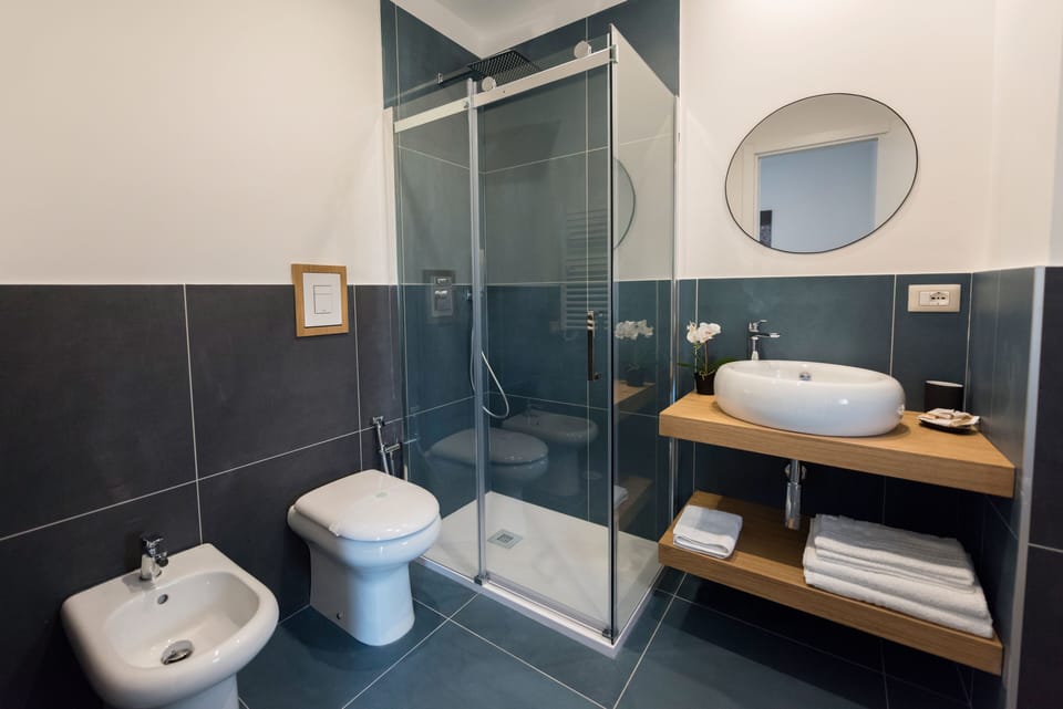 Design Room, City View | Bathroom | Shower, rainfall showerhead, free toiletries, hair dryer