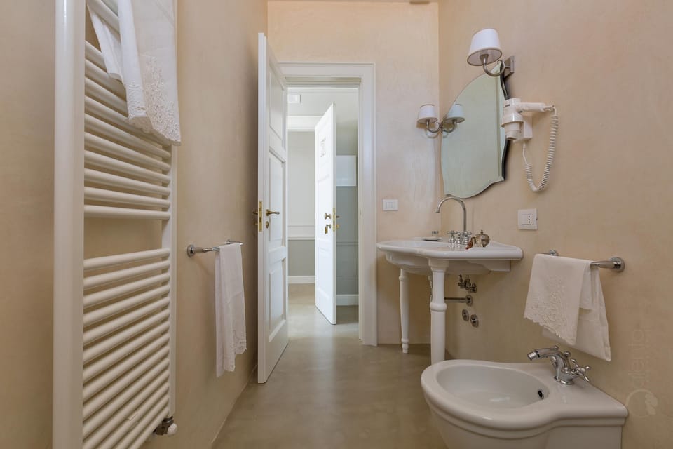 Deluxe Triple Room | Bathroom | Free toiletries, hair dryer, bidet