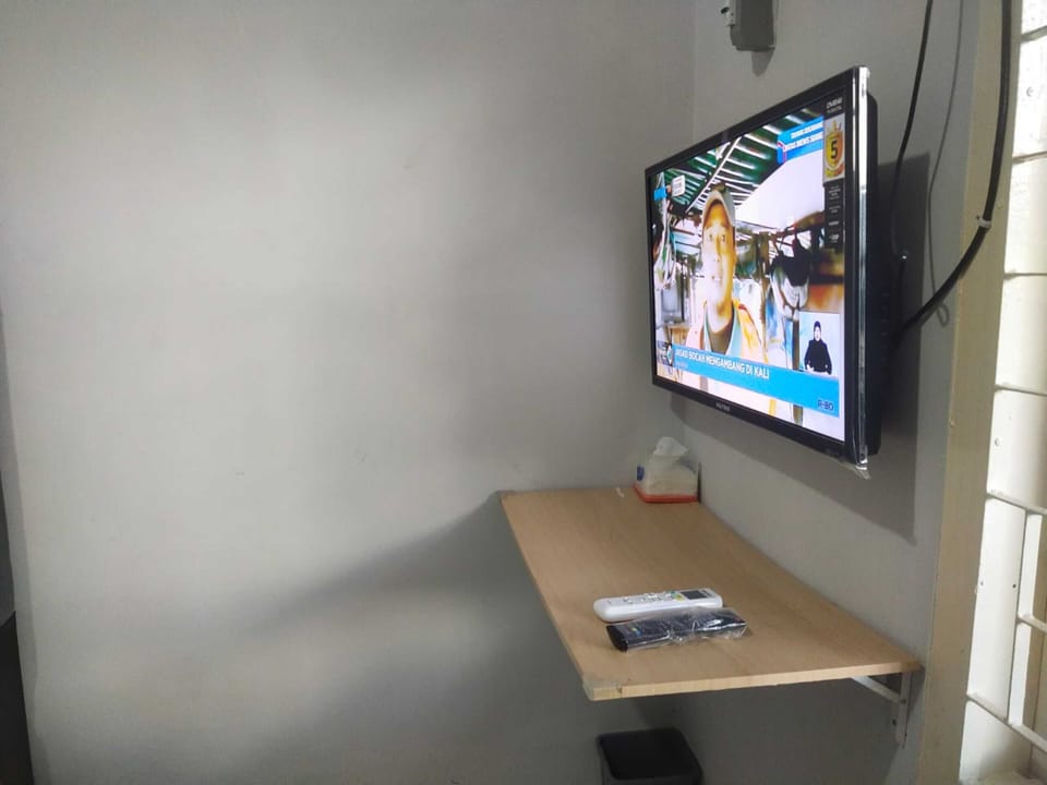 Laptop workspace, WiFi (free), bed sheets
