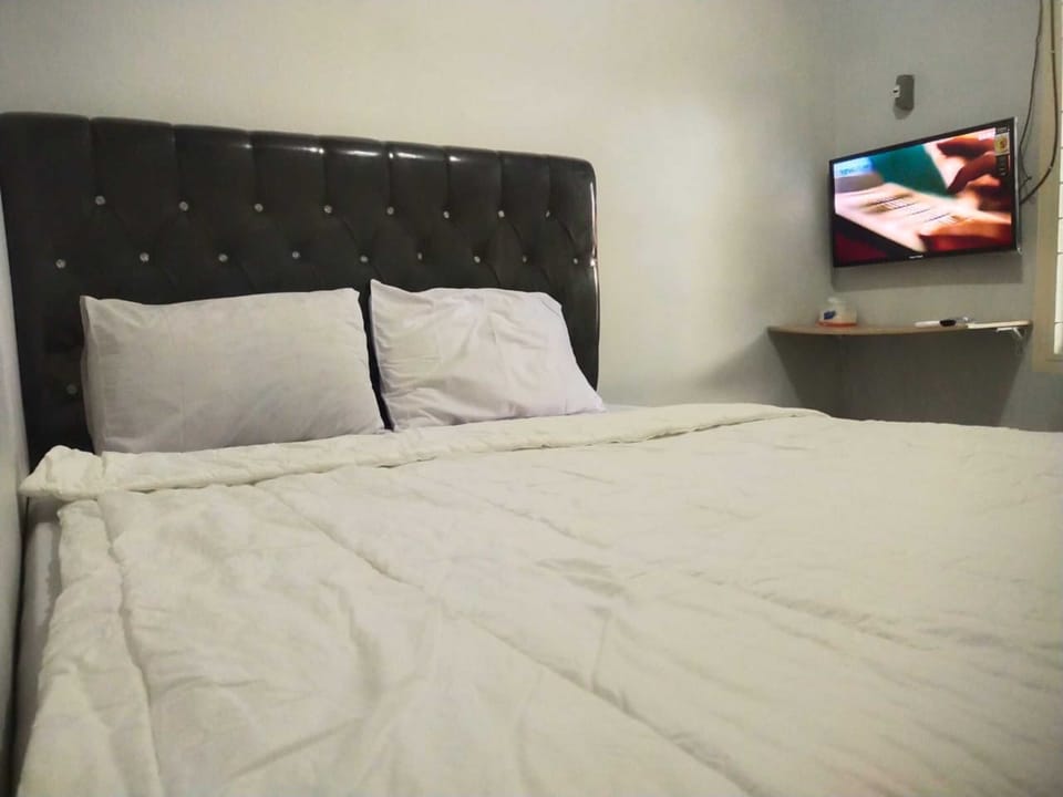 Laptop workspace, WiFi (free), bed sheets
