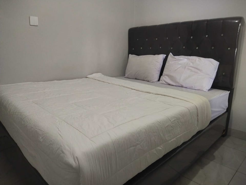 Laptop workspace, WiFi (free), bed sheets