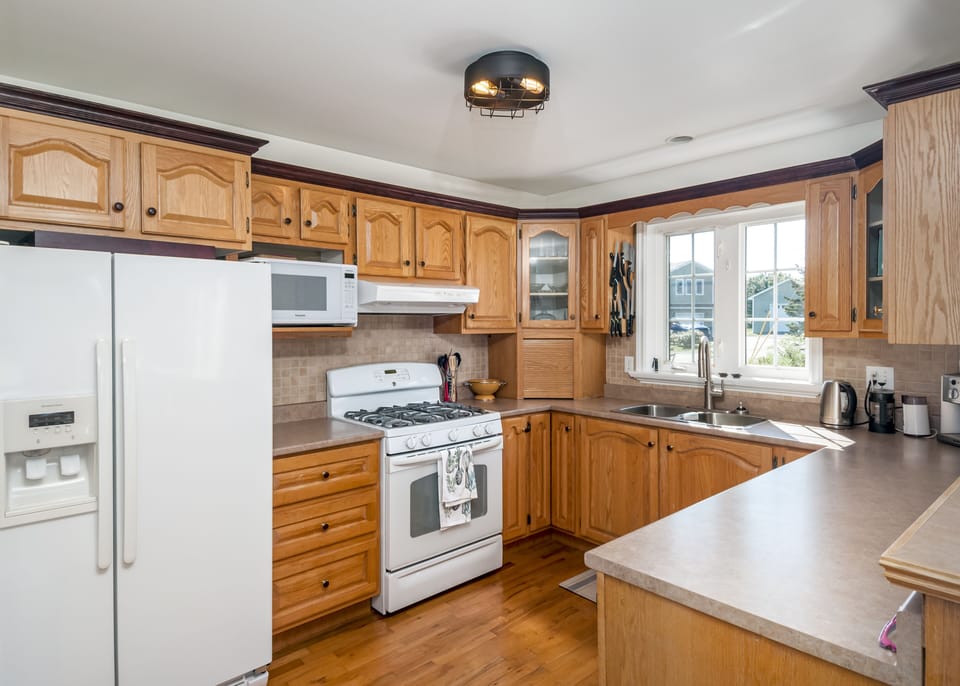 Where culinary creativity meets contemporary charm – a kitchen designed for both function and finesse