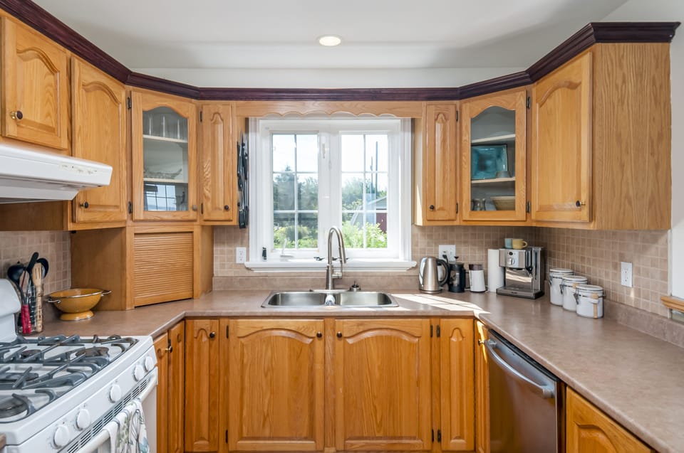 Where culinary creativity meets contemporary charm – a kitchen designed for both function and finesse