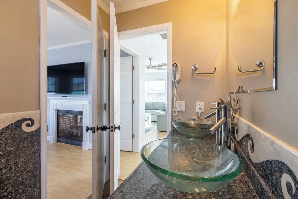 Top Level Full Shared Bath